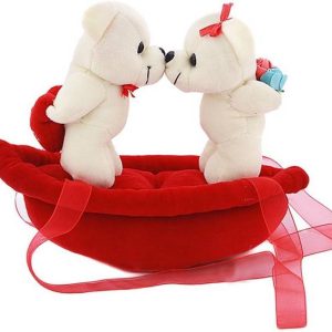Lata Valentine kissing couple on Boat - 25 cm